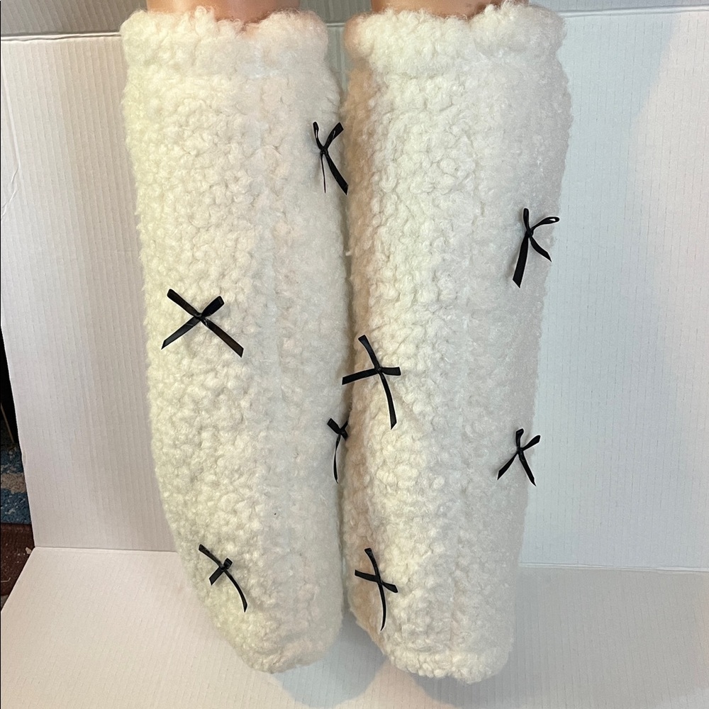 Cozy White Leg Warmers with Black Bows - Picture 4 of 8